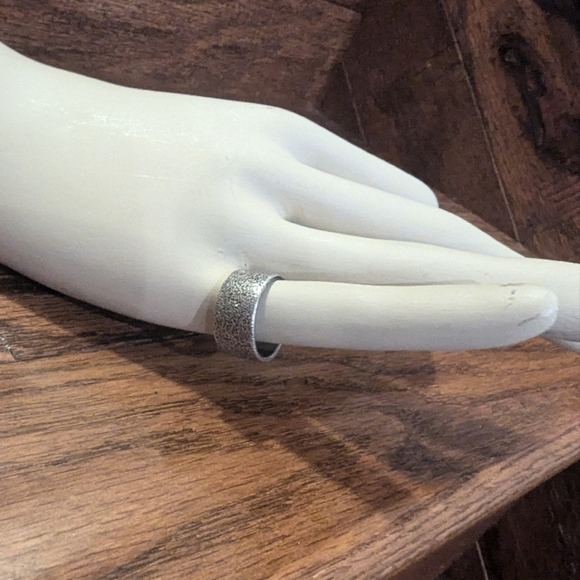 Hammered sterling silver ring handcrafted in Italy. Size 6, 10 mm wide - Picture 3 of 8